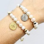 Pulsera hilo ajustable con perlas cultivadas y dije de San Benito Dorado