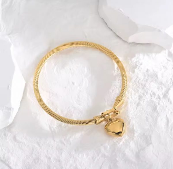 Pulsera rigida dorada corazon