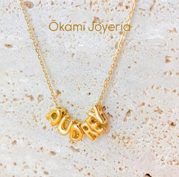 collar letras nombre personalizado globo dorado okami joyeria mexico queretaro